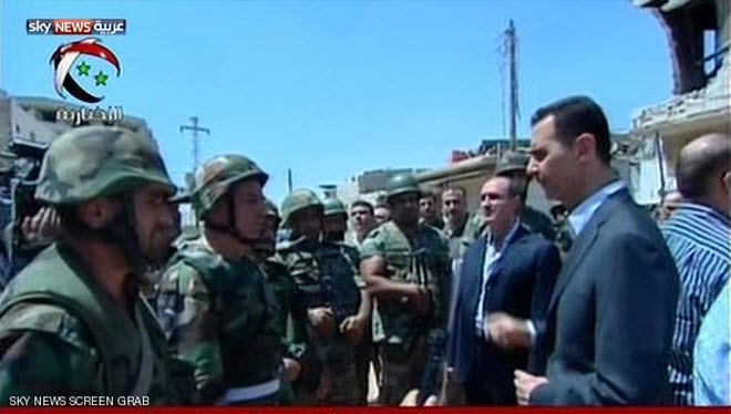 الرئيس الأسد وهو وسط جنوده في مدينة داريا