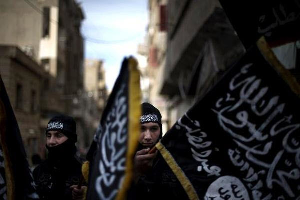 عناصر من جبهة النصرة يحملون علم تنظيم القاعدة في سوريا - أ ف ب