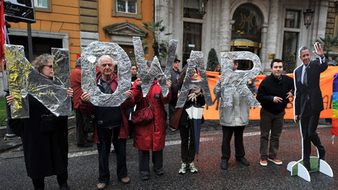 روما مع بوتين!" ملصقات ضد أوباما