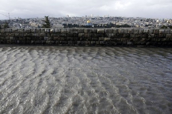بحيرات من المياه في القدس