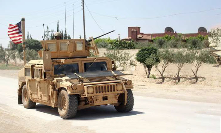 قوات أمريكية تقوم بدوريات على مشارف بلدة منبج السورية