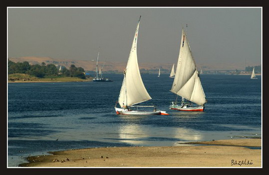 Two fellucas are dancing on the Nile